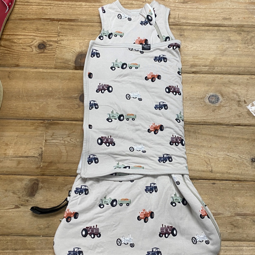 Kyte BABY Tractor Pattern Sleep Sack - Gray and Multicolor